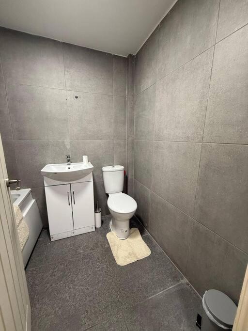 Modern 1 Bedroom - 5 Min Walk From Princess Street Eb1 เอดินบะระ ภายนอก รูปภาพ
