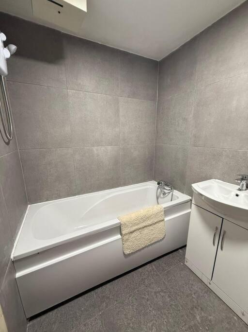 Modern 1 Bedroom - 5 Min Walk From Princess Street Eb1 เอดินบะระ ภายนอก รูปภาพ